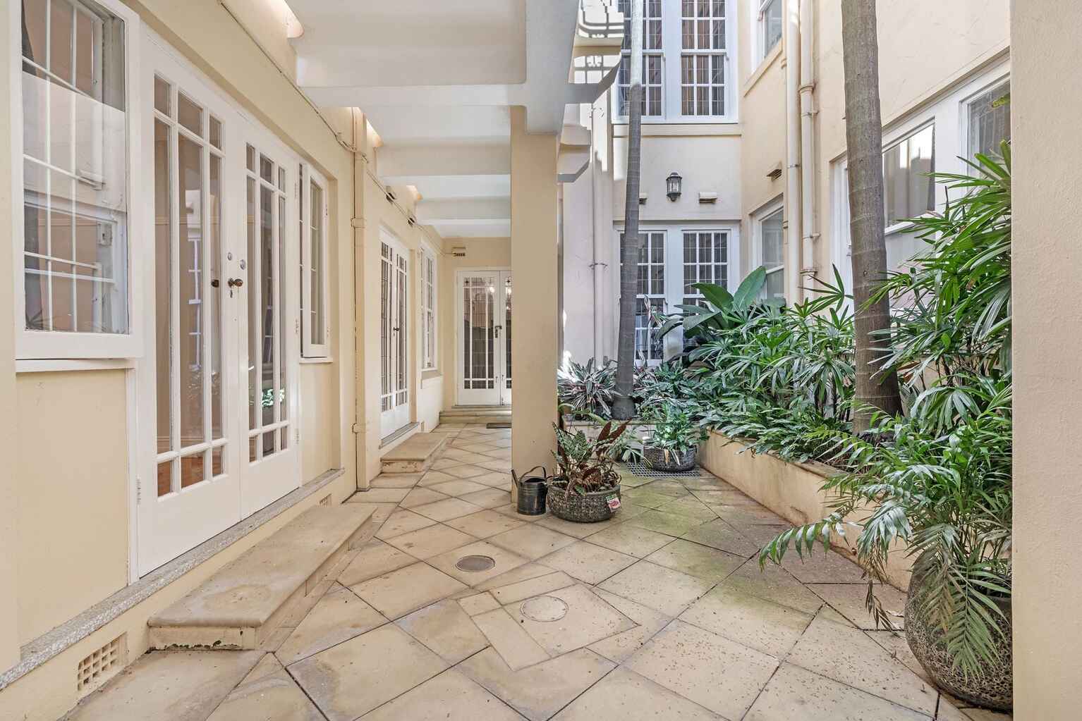 1/2 Elizabeth Bay Crescent Elizabeth Bay